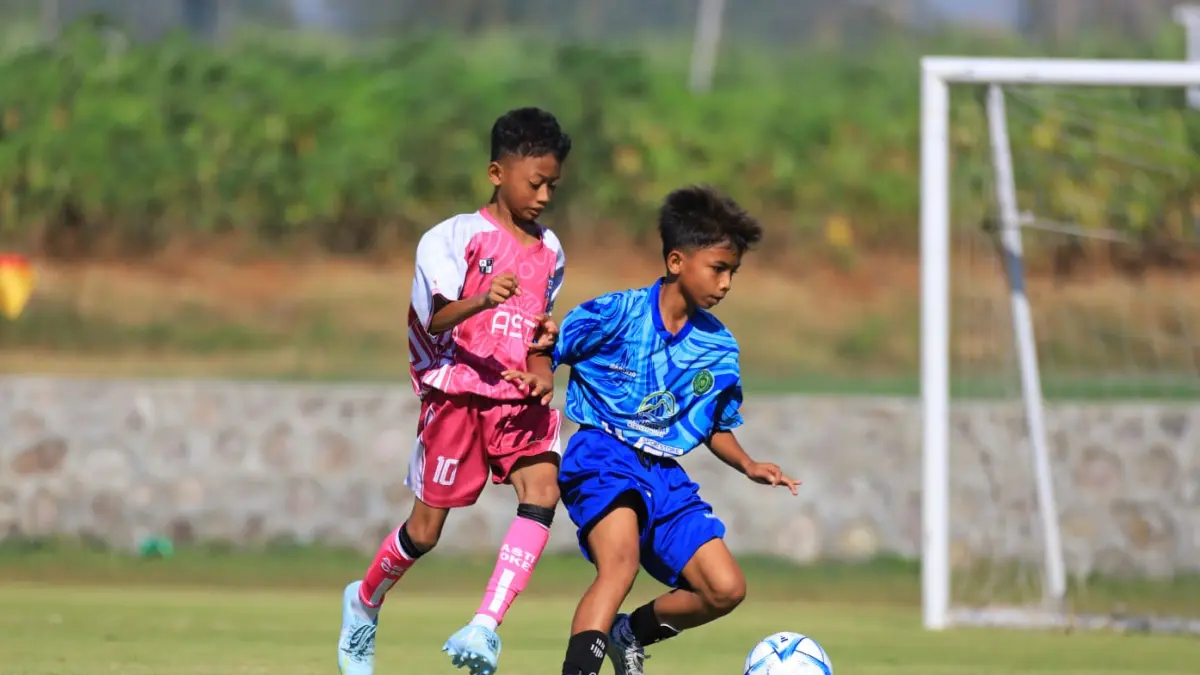 Anak - anak mengikuti ajang Piala Presiden Grassroots 2026 Jawa Tengah di Gelora Soekarno Mojoagung Trangkil. 