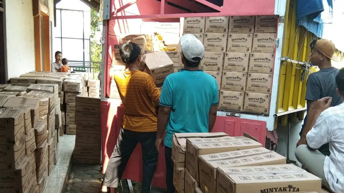 BERMASALAH: MinyaKita yang diproduksi PT KMR Karanganyar diduga terkontaminasi solar.