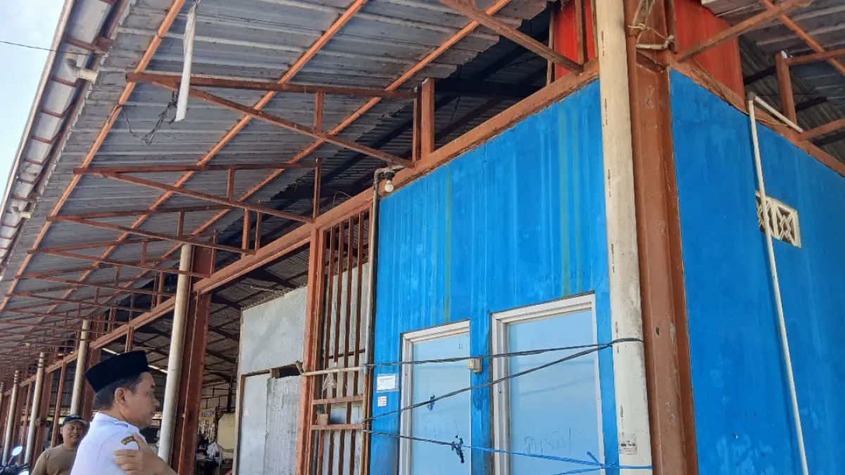 CEK: Jajaran UPT Pasar Wilayah I dan Dinas Perdagangan, Koperasi dan UKM (Dindagkop UKM) Kabupaten Blora saat meninjau kamar mandi Pasar Sidomakmur. (EKO SANTOSO)