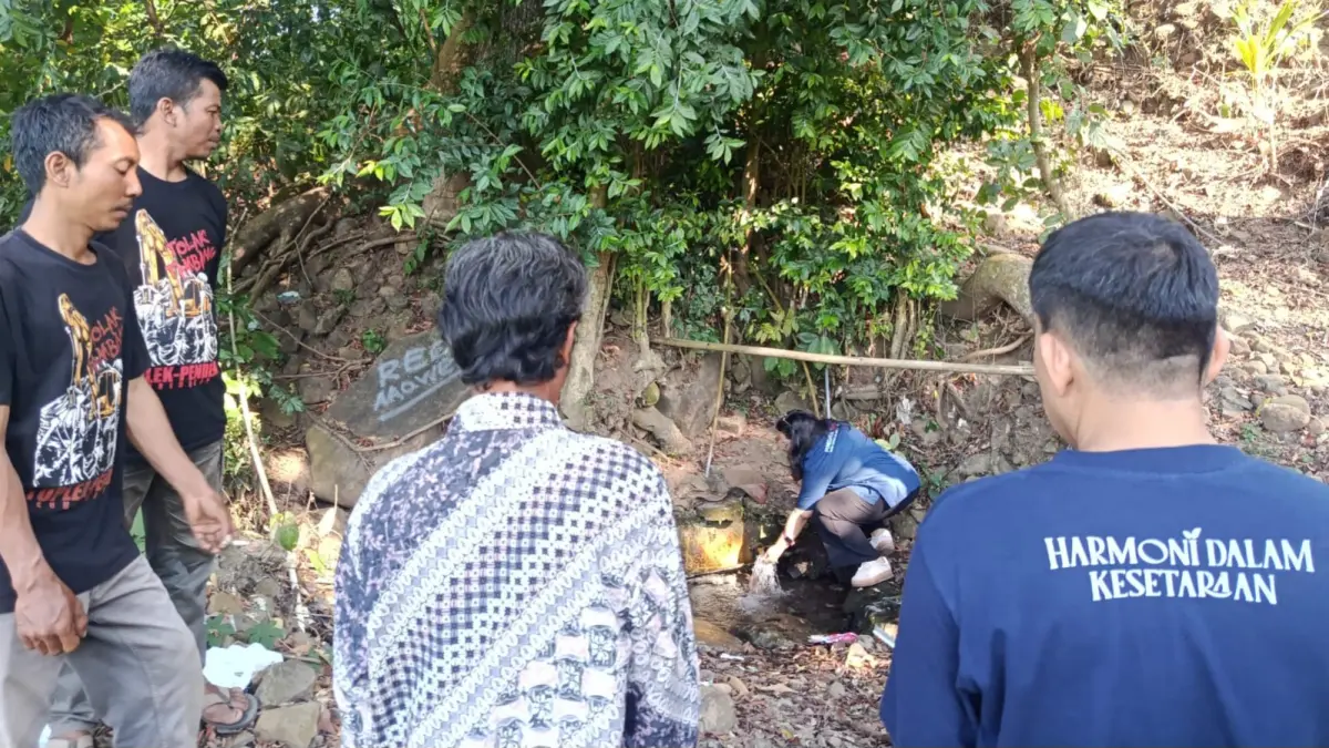 CEK LOKASI: Tim dari Komnas HAM didampingi warga mengecek sumber mata air yang berada di area tambang.