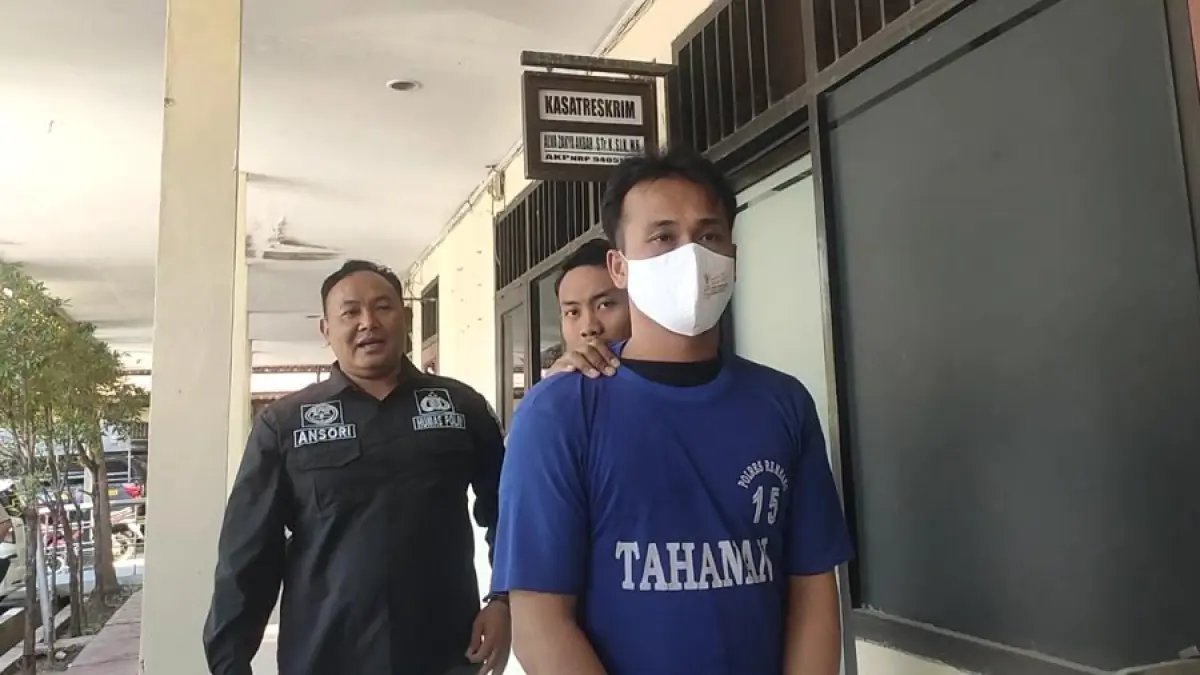 DIKELER: Petugas membawa tersangka MS menujun ruang tahanan, kemarin. (WISNU AJI/RADAR KUDUS)