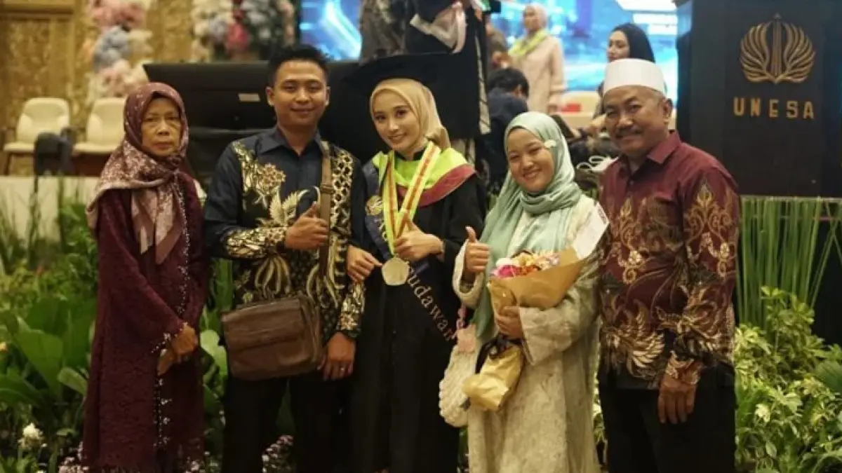 Fatimatuz Zahro (tengah) dan keluarga. Foto: Universitas Negeri Surabaya