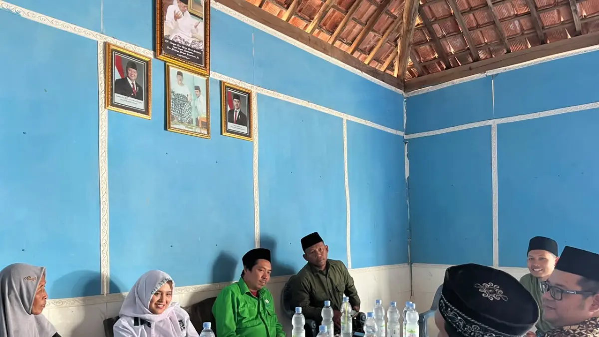 KUNGJUNGI LOKASI - Pengurus DPC PKB Grobogan bersama anggota fraksi PKB Grobogan Mansata Indah Maratona bertemu dengan pengurus yayasan dan guru Madin Miftahul Huda Desa Mlowokarangtalun, Kecamatan Pulokulon untuk memberikan donasi dan bantuan madin yang terbakar.  