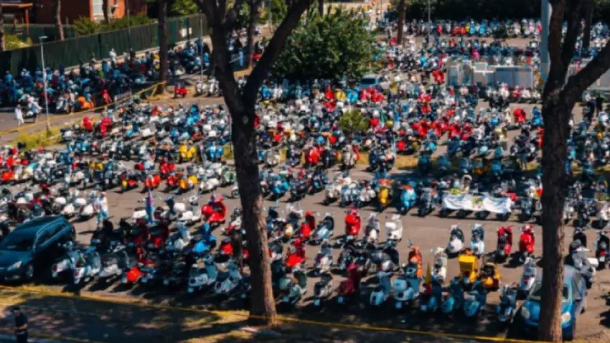 Parade akbar membawa ribuan Vespa melintasi sejumlah ikon Kota Roma seperti Terme di Caracalla, Colosseum, Piazza Venezia, Altare della Patria, Via del Corso, hingga kawasan Fori Imperiali (garut60detik)