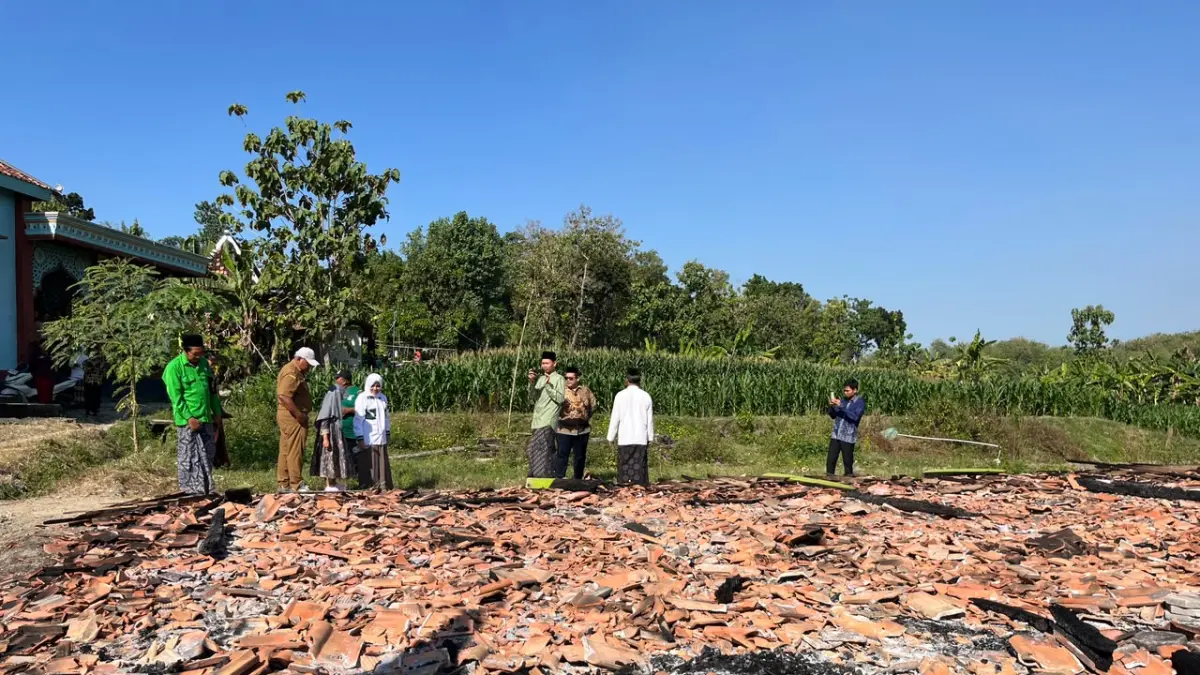 SIMPATI – Pengurus DPC dan fraksi PKB Grobogan mengunjungi Madin Miftahul Huda, Dusun Sambong, Desa Mlowokarangtalun, Kecamatan Pulokulon yang hangus terbakar, Senin (30/6). 
