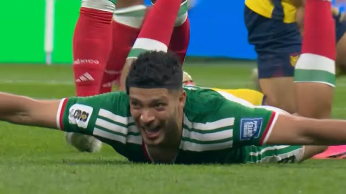 Striker timnas Mexico, Raúl Jiménez berselebrasi setelah melesakkan gol kedua ke gawang Ekuador.