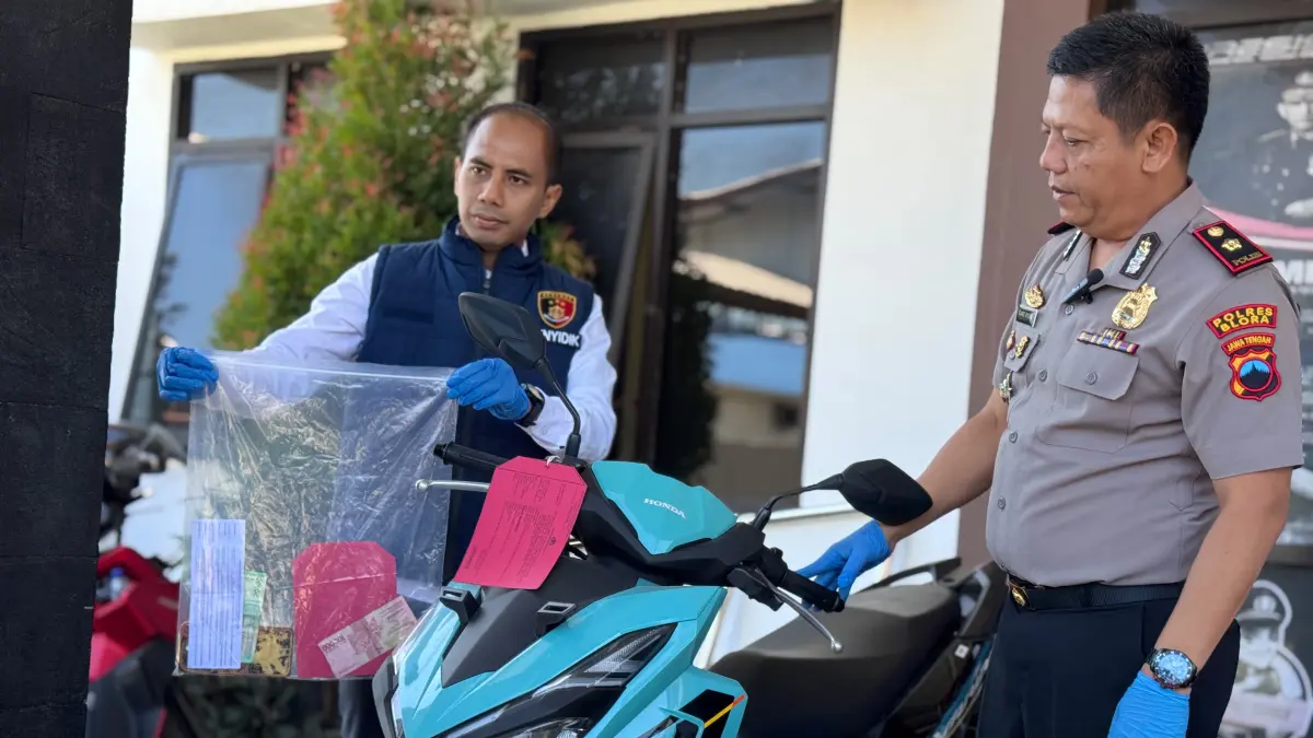 TANGKAP: Wakapolres Blora Kompol Slamet Riyanto (kanan) saat menunjukkan sejumlah barang bukti kasus pencurian motor. (EKO SANTOSO)