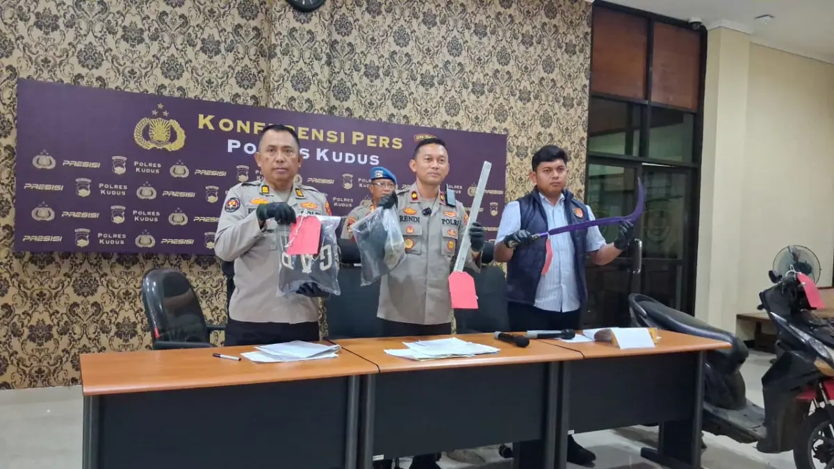 Wakapolres Kudus Kompol Rendi Johan Prasetyo (tengah) dan Satreskrim Kudus Polres Kudus Iptu Happy Nawang Kuncoro (Kanan) menunjukkan barang bukti tawuran di Undaan, Kudus. (Selasa, 30/6/2026)
