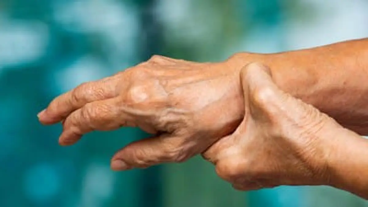 fakta mandi malam apakah menyebabkan rematik? (iStockphoto)