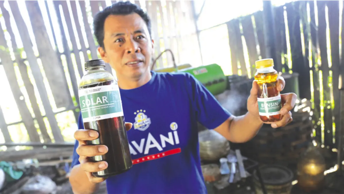 JADI SOLUSI: Petugas mengolah sampah plastik untuk dijadikan BBM&nbsp;di Desa Sidorekso, Kaliwungu, Kudus. (GALIH ERLAMBANG W/ RADAR KUDUS)