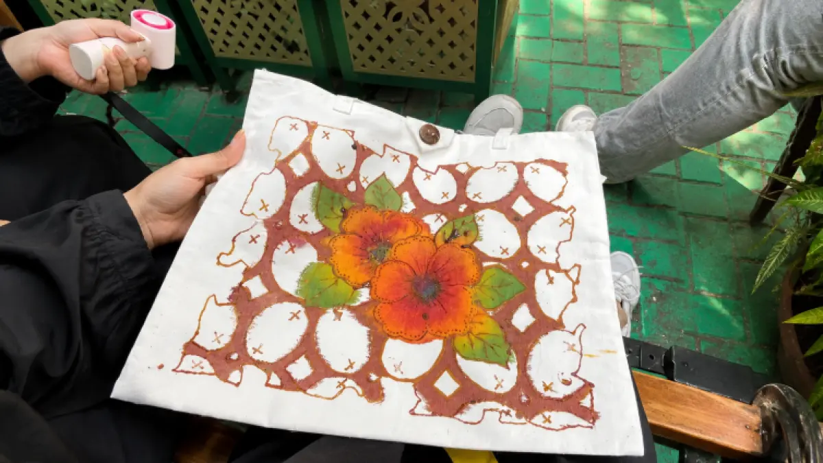 salah satu media batik yang ada di Kampoeng Batik Semarang yaitu media totebag
