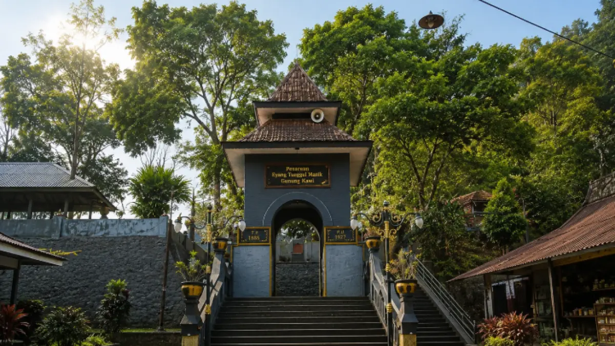 Suasana kawasan Pesarean Gunung Kawi di Kabupaten Malang yang menjadi tujuan wisata religi, ziarah, dan budaya.