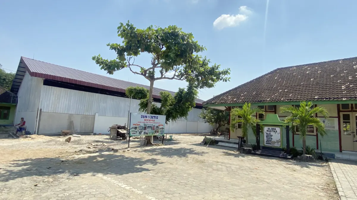BANGUNAN: KDKMP Jetis Kecamatan Blora Kota dibangun didalam lahan lingkungan SDN 1 Jetis, bangunan KDKMP berdempetan dengan gedung dan mushala sekolah. (ARIF FAKHRIAN KHALIM/RADAR KUDUS)