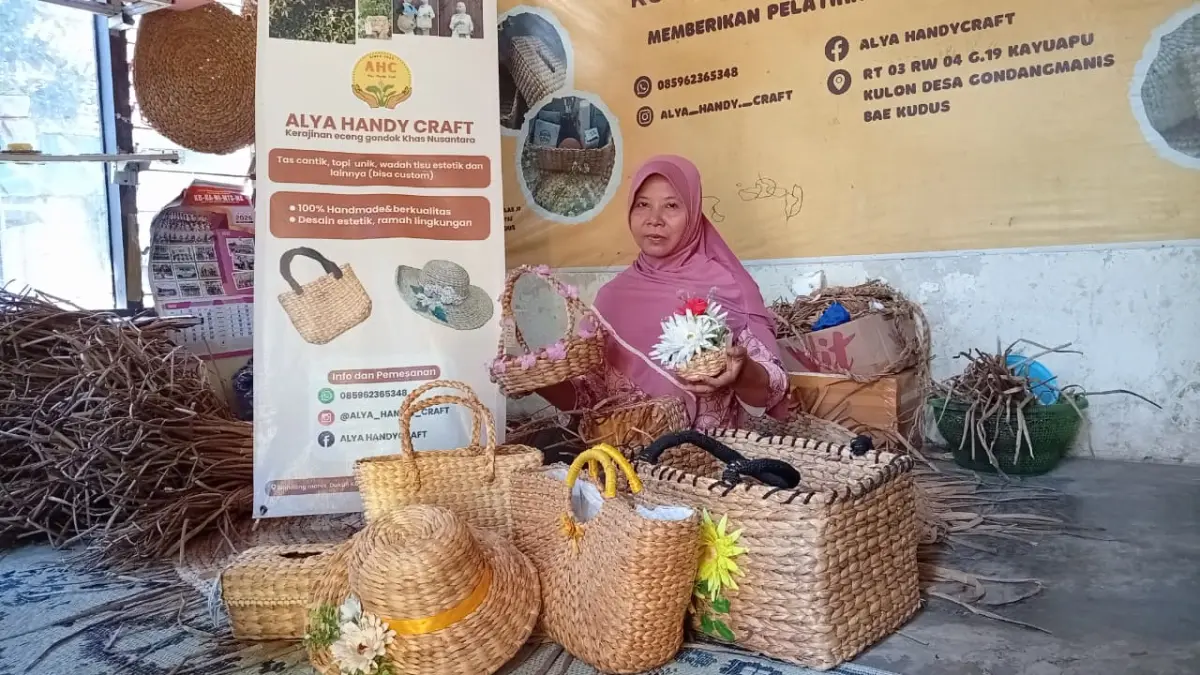 Berawal dari iseng, Erna Susanti sukses mengolah eceng gondok menjadi kerajinan bernilai jual.
