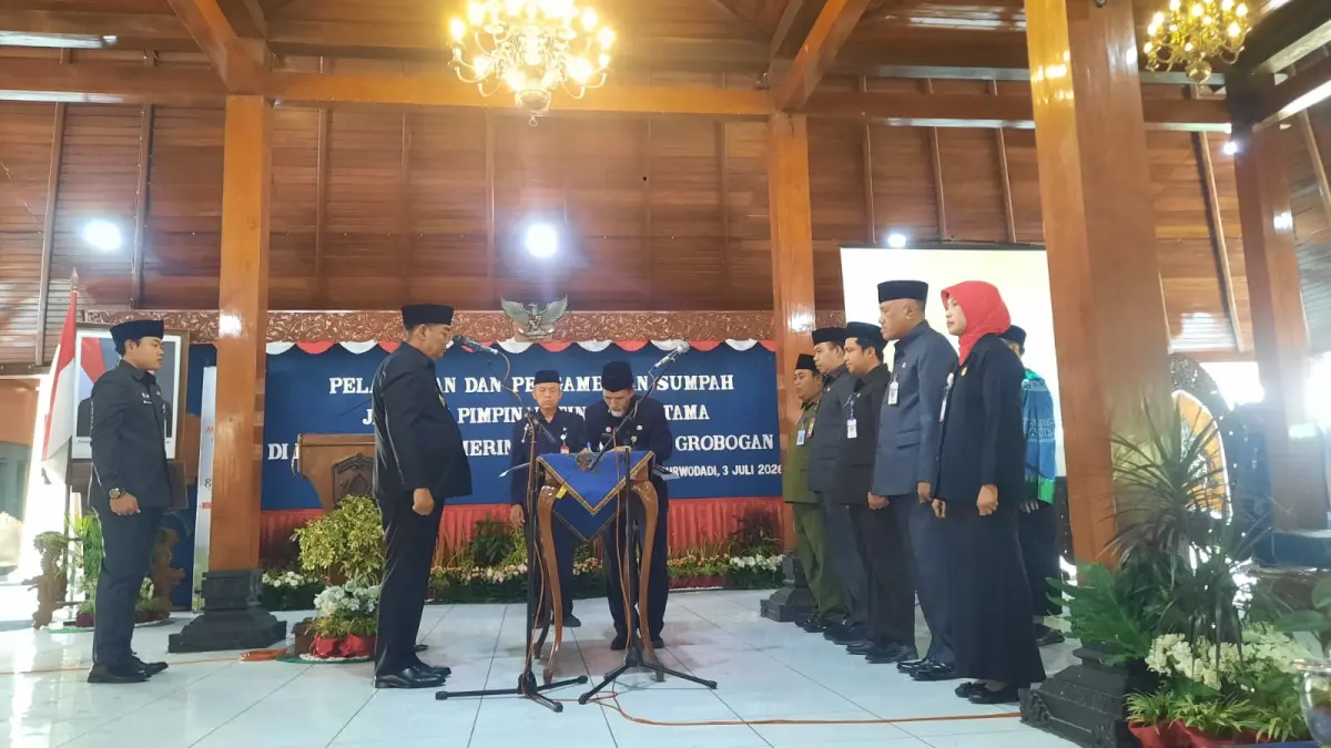 DILANTIK: Bupati Grobogan Setyo Hadi saat melantik lima JPTP di Pendapa Grobogan.