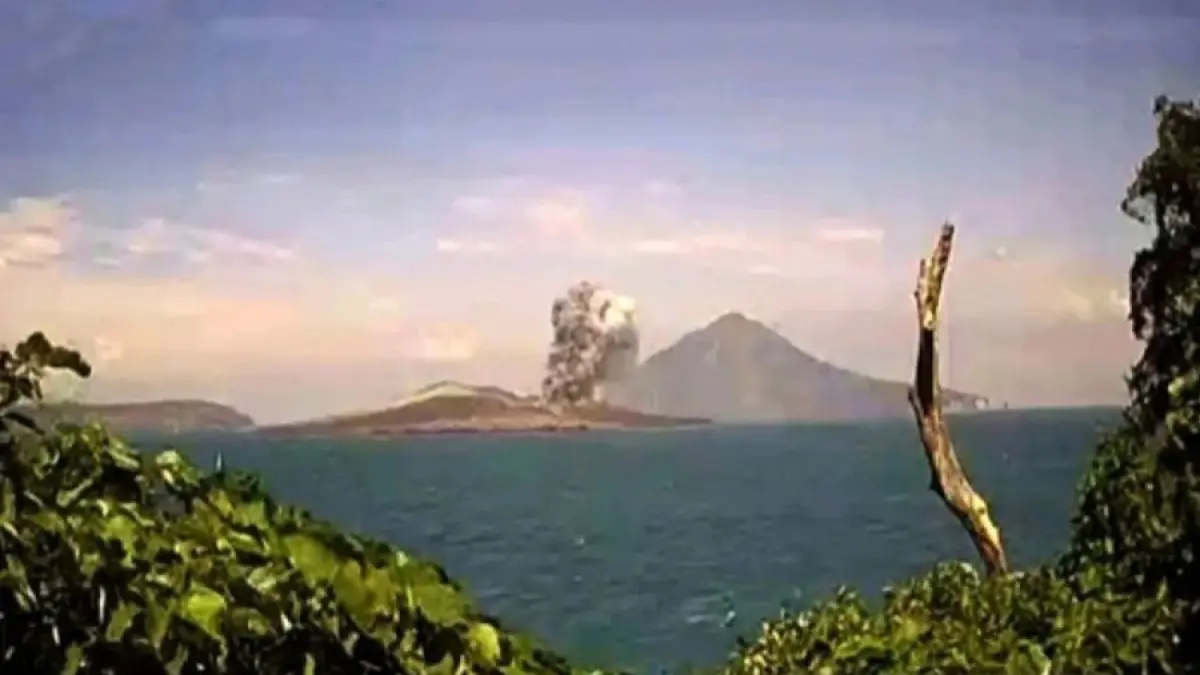 Ilustrasi: Gunung anak Krakatau pantauan dari cctv PVMBG. ANTARA/HO-PVMBG/am.