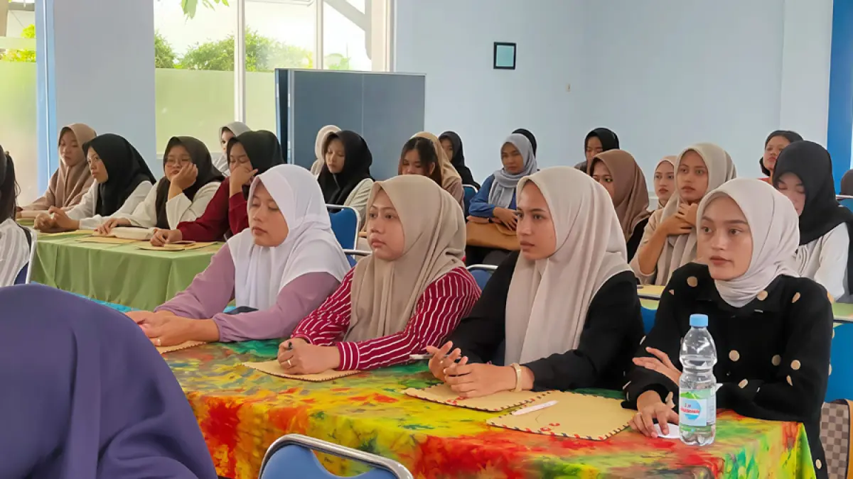 PENCARI KERJA: Pencari kerja mendatangi Disnaker Pati belum lama ini. (ANDRE FAIDHIL FALAH /RADAR KUDUS)