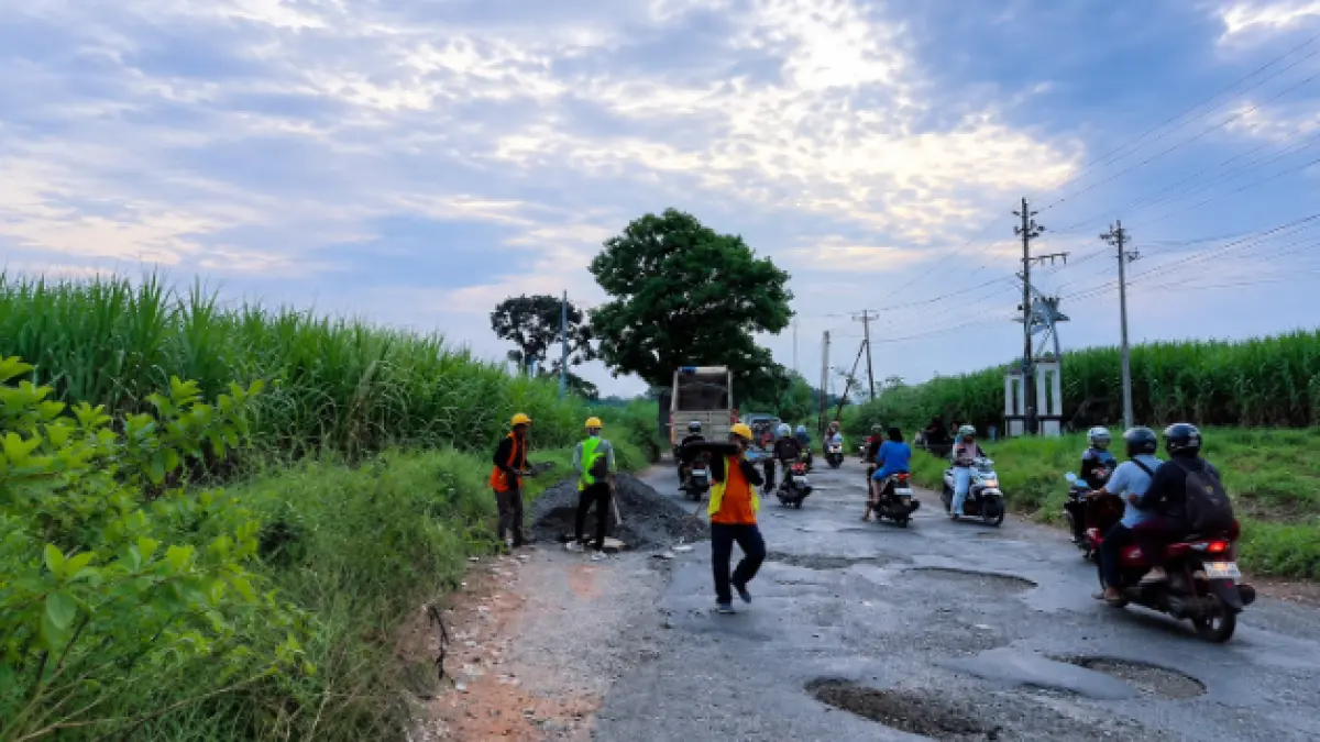 Proses perbaikan ruas Jalan Daren–Batas Kudus mulai memasuki tahapan pekerjaan. Sejumlah pekerja melakukan penambalan dan perataan jalan yang selama ini mengalami kerusakan, sementara arus lalu lintas tetap berjalan dengan sistem buka-tutup.