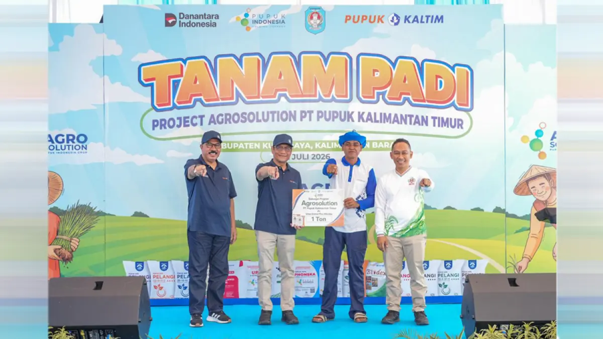 PT Pupuk Kaltim melaksanakan kegiatan tanam padi perdana melibatkan 63 petani yang mengelola lahan seluas 63 hektare di kawasan PAL 9 Kalbar.