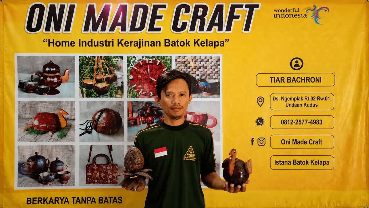 UMKM – Tiar Bahroni memperlihatkan hasil kerajinan batok kelapa di galeri Oni Made Craft, Desa Ngemplak, Kecamatan Undaan, Kabupaten Kudus. (03/07/2026)