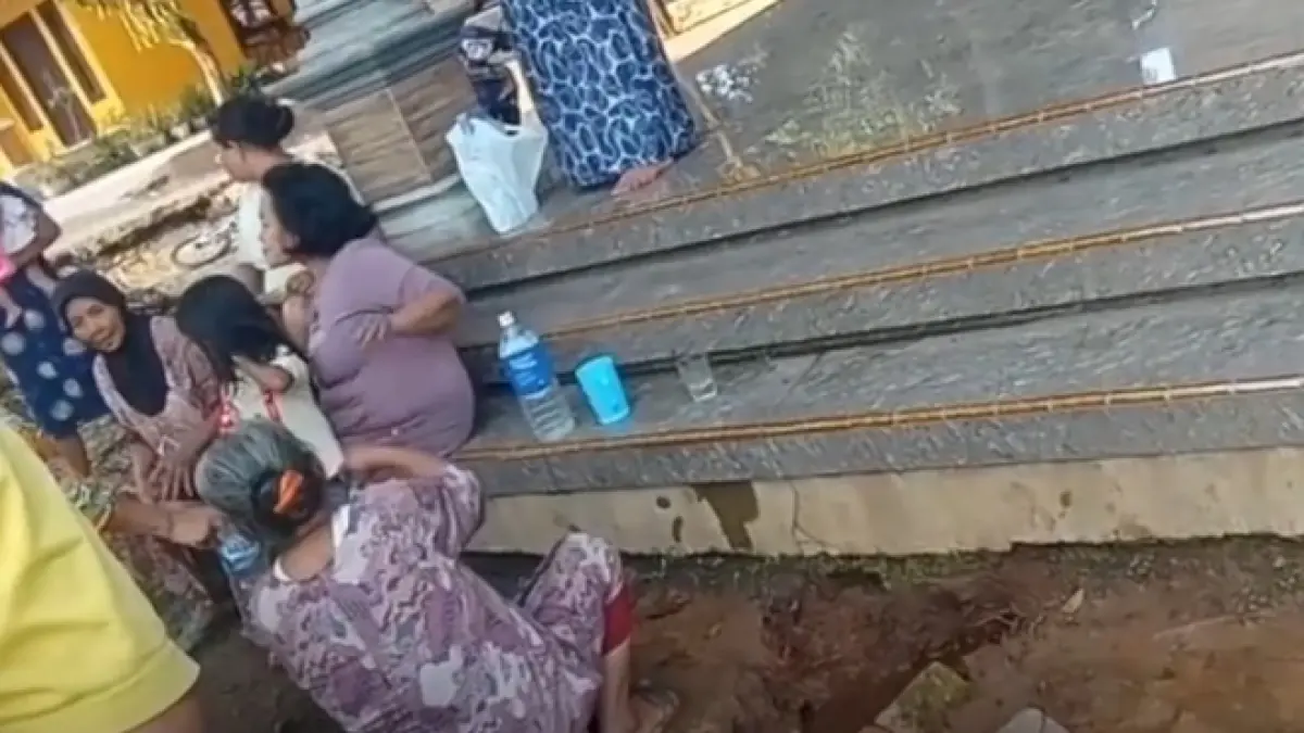 Warga berebut ambil air berkah yang ternyata dari pipa PDAM