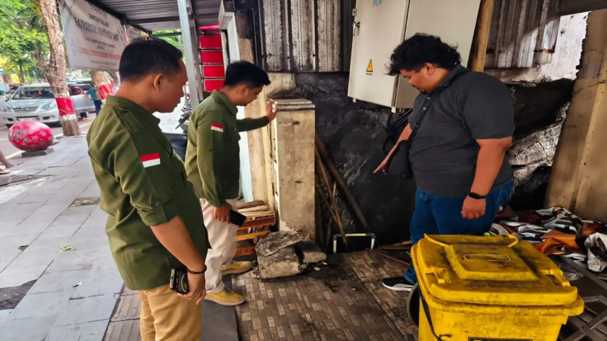 CEK METERAN – Petugas dari Perumdam Purwa Tirta Dharma melakukan pengecekan meteran air yang hilang dicuri di kota Purwodadi