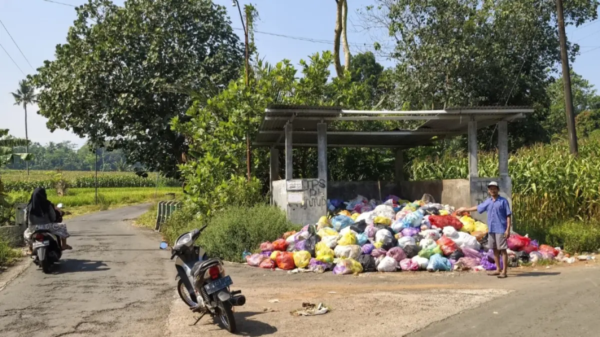 MENUMPUK: Kondisi sampah rumah tangga di Desa Banjaran Kecamatan Bangsri yang tak terurus pada Jumat (3/7).