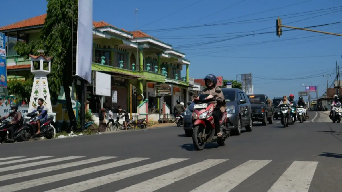 MENUNGGU TEREALISASI: Kondisi lalu lintas di JALAN Provinsi Jawa Tengah di ruas Mlonggo-Jepara tampak padat. (FIKRI THOHARUDIN/RADAR KUDUS)&nbsp;