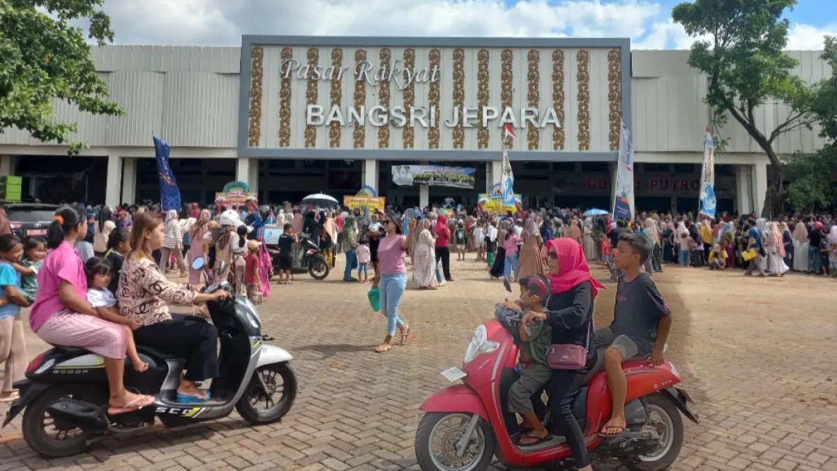 PADAT: Suasana di Pasar Bangsri Baru tampak semarak, ramai pengunjung.&nbsp;(FIKRI THOHARUDIN/RADAR KUDUS)&nbsp;