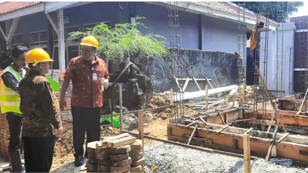 PROSES PERBAIKAN: Kegiatan pembangunan ruang kelas SMP 1 Bae mendapatkan bantuan revitalisasi pada tahun lalu. (INDAH SUSANTI/RADAR KUDUS)
