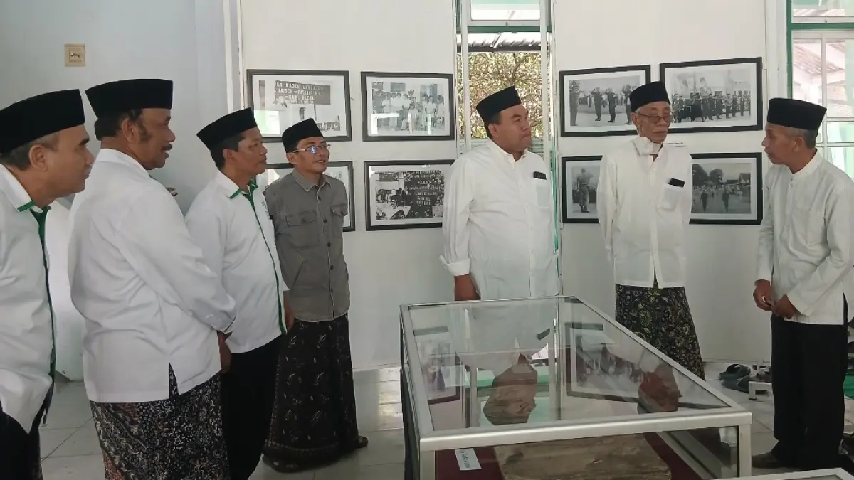 ANTUSIAS: Ketua lembaga seni budaya muslimin Indonesia (Lesbumi) Pengurus Cabang Nahdlatul Ulama (PCNU) Kabupaten Blora Dalhar Muhammadun (paling kanan) saat memberikan penjelasan kepada Rais Syuriah Pengurus Wilayah Nahdlatul Ulama (PWNU) Jawa Tengah KH Ubaidillah Shodaqoh (dua dari kanan) bersama Bupati Blora Arief Rohman (tiga dari kanan). (EKO SANTOSO/RADAR KUDUS)