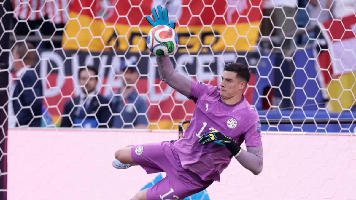 Orlando Gill kiper timnas Paraguay.