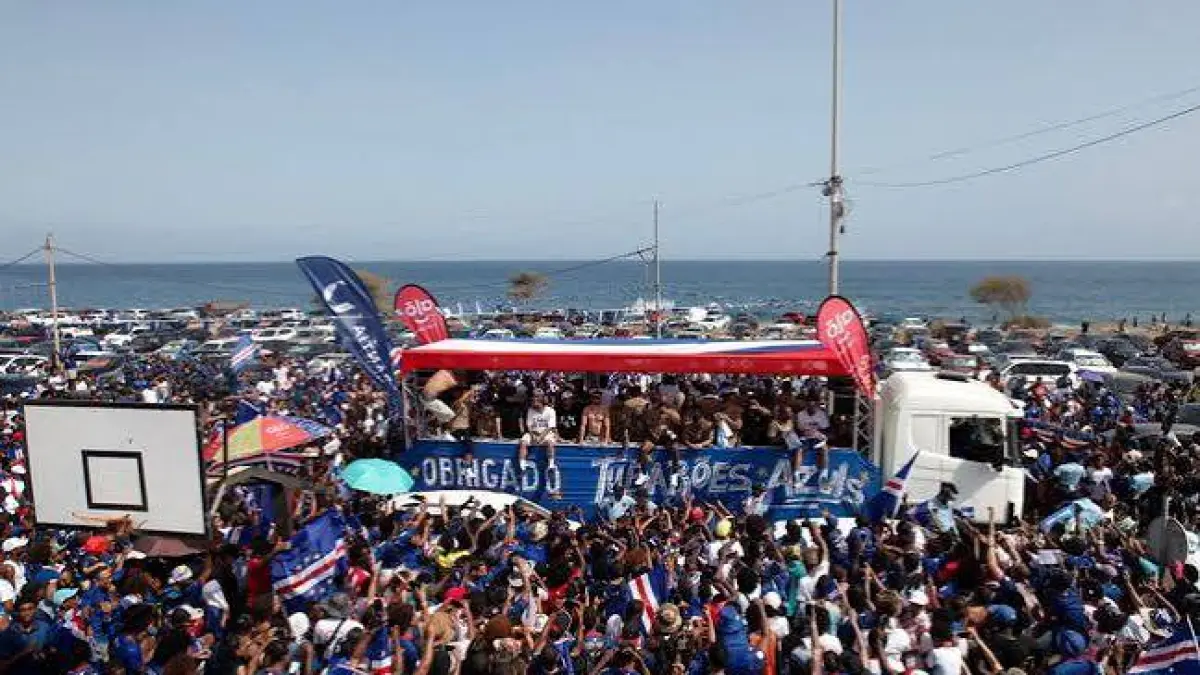 Ribuan warga memadati jalanan ibu kota Praia untuk menyambut kepulangan Timnas Cape Verde usai perjuangan bersejarah di Piala Dunia 2026. Meski terhenti di babak 16 besar, Blue Sharks pulang dengan kepala tegak dan disambut bak pahlawan oleh rakyatnya.
