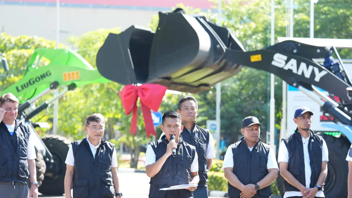BERI ARAHAN: General Manager PLN UIK Tanjung Jati B, Andi Makkasau, menyampaikan sambutan dalam launching program EV Heavy Duty Machine pada peringatan HUT ke-23 PLN UIK Tanjung Jati B di Komplek PLTU Tanjung Jati B, Desa Tubanan, Kecamatan Kembang, Kabupaten Jepara, Jumat (26/6/2026). Program elektrifikasi alat berat ini menjadi bukti nyata komitmen PLN UIK Tanjung Jati B dalam mendorong efisiensi operasional hingga 86 persen sekaligus mendukung teknologi ramah lingkungan dan target Net Zero Emission.