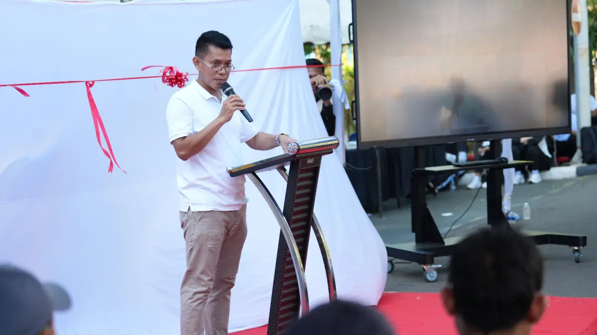 SEMANGAT BARU: General Manager PLN UIK Tanjung Jati B, Andi Makkasau, menyampaikan sambutan dalam rangka launching logo dan tagline baru “TJB Beyond Fantastic” pada peringatan HUT ke-23 PLN UIK Tanjung Jati B di Komplek PLTU Tanjung Jati B, Desa Tubanan, Kecamatan Kembang, Kabupaten Jepara, Jumat (26/6/2026). Tagline baru ini menjadi identitas dan komitmen PLN UIK Tanjung Jati B untuk terus menghadirkan kinerja yang andal, efisien, inovatif, kolaboratif, serta berkelanjutan.