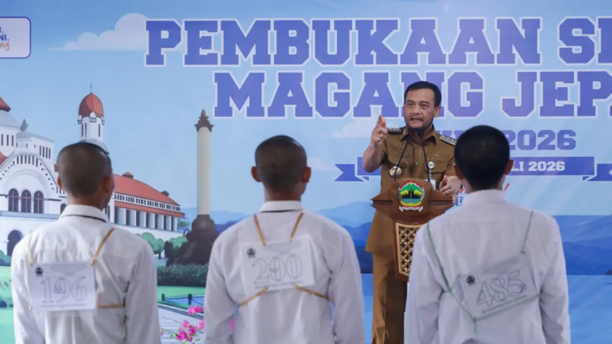 BERI SEMANGAT: Sebanyak 401 peserta mengikuti seleksi Program Magang ke Jepang 2026 yang digelar di Kantor Dinas Ketenagakerjaan dan Transmigrasi (Disnakertrans) Provinsi Jawa Tengah, Senin (6/7). Gubernur Ahmad Luthfi memberikan wejangan.