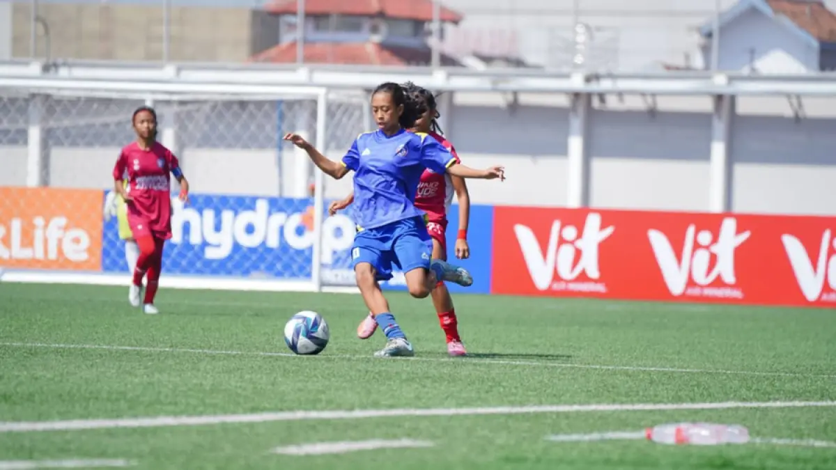 BESAING KETAT: Pemain Arema FC Women Fadilla berusaha melewati pemain Putri Surakarta. (HSPL UNTUK RADAR KUDUS)