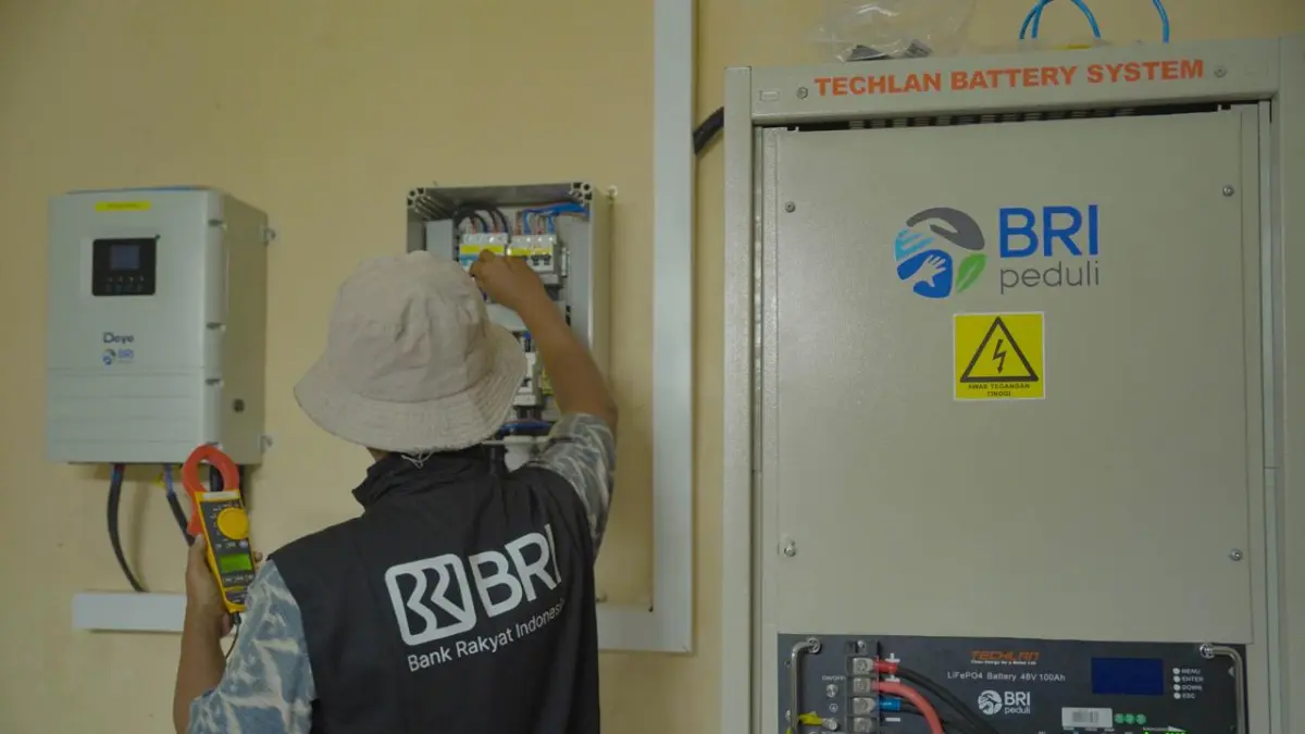 BRI Peduli Bangun PLTS di Desa Bojong, Energi Bersih Dorong Ekonomi Warga Bandung Barat.