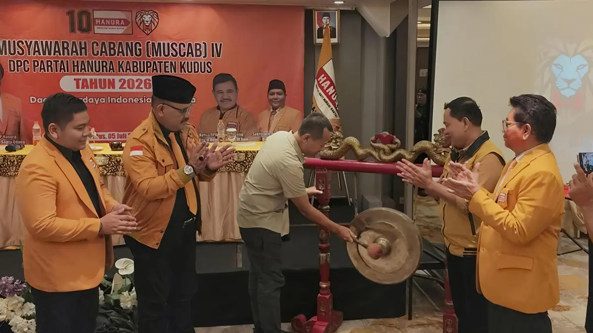 BUKA: Bupati Kudus, Samani Intakoris memukul gong sebagai tanda dimulainya Muscab DPC Hanura Kudus di Hotel @HOM Kudus, Minggu (6/7). (DPC HANURA KUDUS UNTUK RADAR KUDUS)