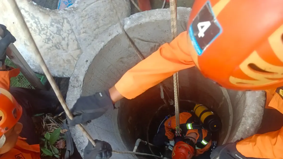 EVAKUASI KORBAN – TIM SAR BPBD Grobogan lakukan evakuasi korban tewas tercebur sumur di rumah warga Keluarga lingkungan, kelurahan Kuripan, Kecamatan Purwodadi, Senin (6/7). 