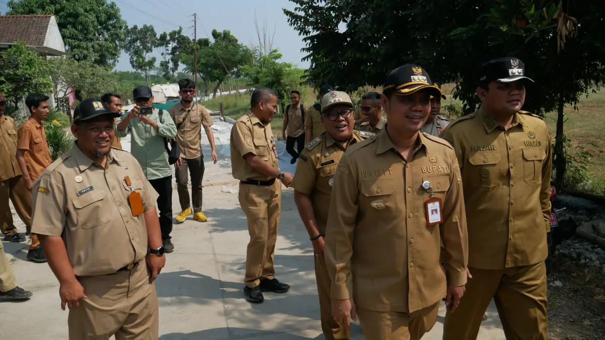KOMPREHENSIF: Bupati Jepara Witiarso Utomo didampingi Wabup Jepara M Ibnu Hajar beserta jajaran tengah meninjau peningkatan jalan ruas Bendanpete-Buaran pada Senin (6/7). (FIKRI T/RADAR KUDUS)