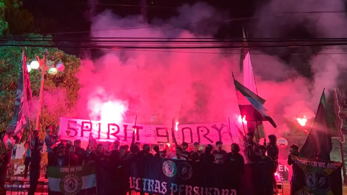 MERIAH: Para suporter Ultras Persikaba saat memperingati HUT ke 59 Persikaba di depan DPRD Blora. (EKO SANTOSO/RADAR KUDUS)