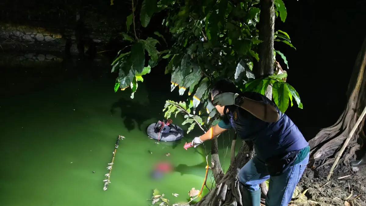 OLAH TKP – Anggota Polsek Grobogan lakukan olah TKP orang tersengat listrik di empang Desa Getasrejo, Kecamatan Grobogan. 