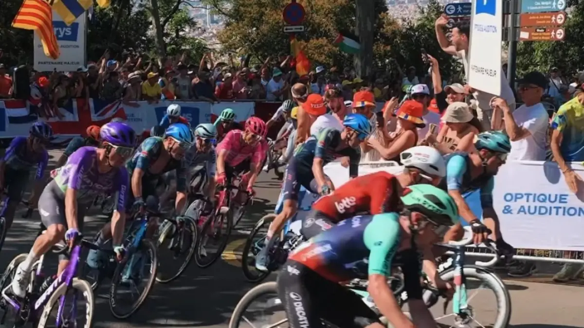 Para pembalap memacu sepeda mereka saat melintasi salah satu tikungan pada etape Tour de France 2026.