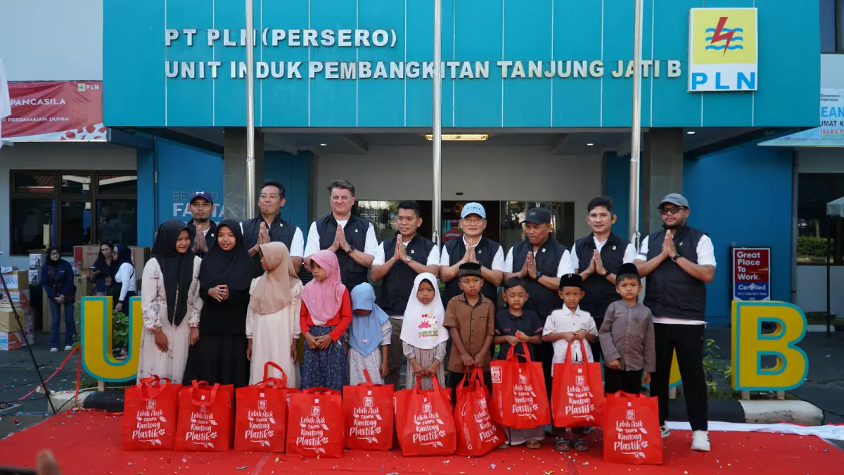 PEDULI: Manajemen PLN UIK Tanjung Jati B bersama perwakilan entitas TJB Raya berfoto bersama dengan penerima santunan anak yatim dan dhuafa dalam rangka peringatan HUT ke-23 PLN UIK Tanjung Jati B di Komplek PLTU Tanjung Jati B, Desa Tubanan, Kecamatan Kembang, Kabupaten Jepara, Jumat (26/6/2026). Kegiatan ini menjadi wujud kepedulian sosial dan rasa syukur PLN UIK Tanjung Jati B, sekaligus menegaskan bahwa kinerja PLN tidak hanya diukur dari keandalan pasokan listrik, tetapi juga dari kontribusi nyata bagi masyarakat sekitar.