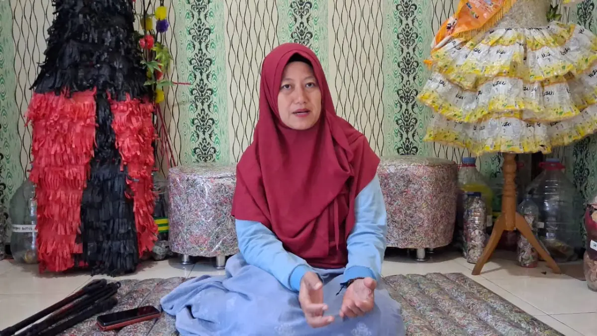 Sri setuni pengerajin sampah plastik (ower seruni handmade)
 
