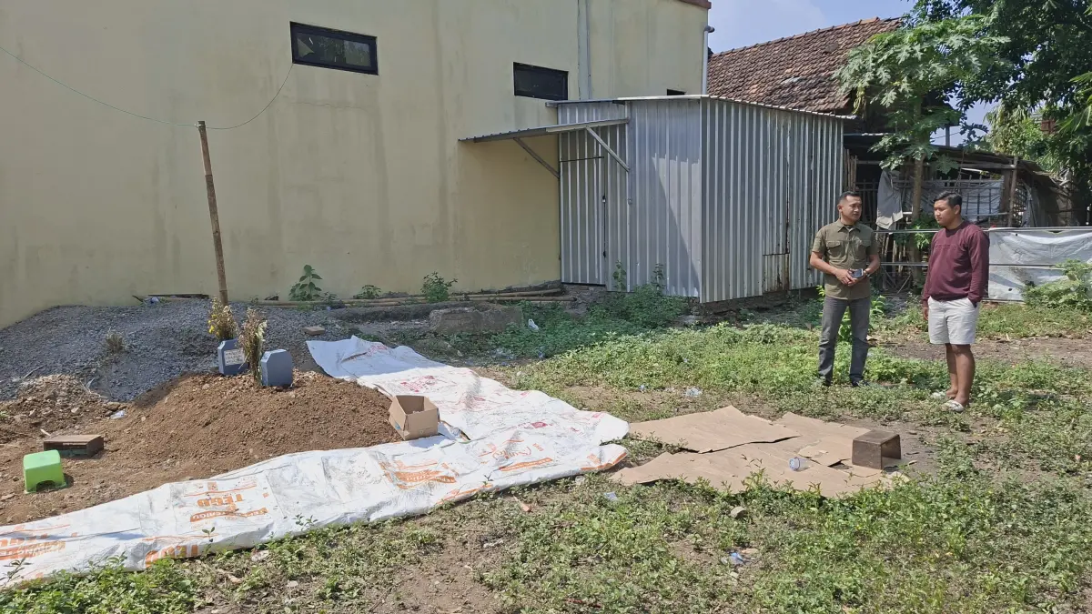 TAK BIASA: Sebuah makam baru ditempatkan di kawasan pemukiman warga Desa Gribig,  Senin (6/7). (ANDIKA TRISNA SAPUTRA/RADAR KUDUS)