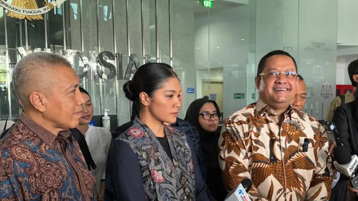 Tim hukum dan istri Nadiem, Franka Makarim, laporkan empat hakim pengadil perkara chromebook ke KY, Senin (6/7). (Muhamad Ridwan/JawaPos.com).