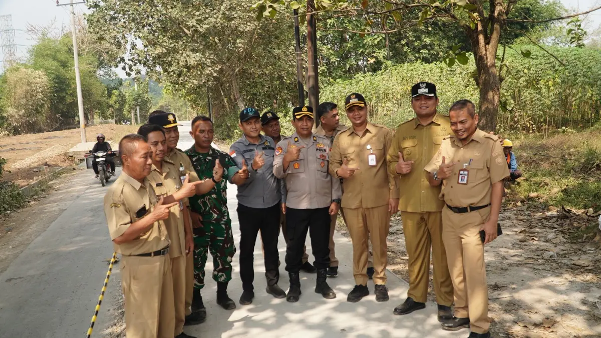 TURUN LANGSUNG: Bupati Jepara meninjau proyek betonisasi jalan dengan anggaran tertinggi tahun ini Rp210 miliar. Sebanyak 52 ruas ditargetkan rampung pada September 2026.