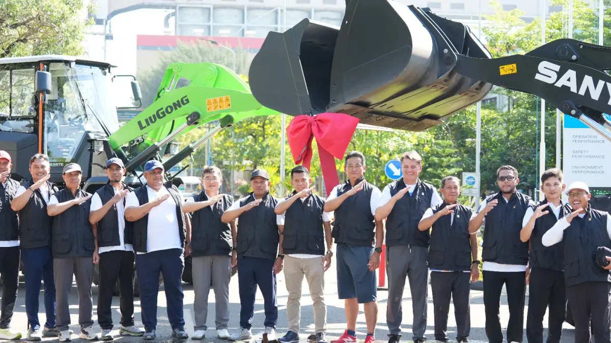 SEMANGAT: General Manager PLN UIK Tanjung Jati B, Andi Makkasau, bersama perwakilan entitas TJB Raya berfoto bersama pada launching program EV Heavy Duty Machine di Komplek PLTU Tanjung Jati B, Desa Tubanan, Kecamatan Kembang, Kabupaten Jepara, Jumat (26/6/2026). Program elektrifikasi alat berat ini menjadi langkah strategis PLN UIK Tanjung Jati B dalam meningkatkan efisiensi operasional hingga 86 persen, mengurangi ketergantungan pada bahan bakar fosil, serta mendukung komitmen Net Zero Emission.